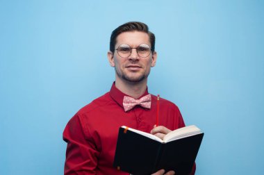 Gözlüklü yakışıklı adam.