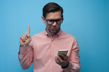 Gözlüklü yakışıklı bir gencin portresi.