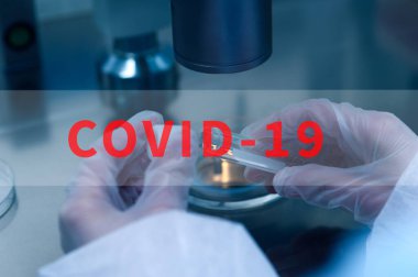 Mikrobiyologlara yakın çekim Coronavirus aşısı ile el açma test tüpü