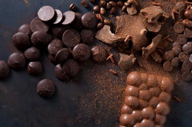 Farklı çikolata parçalarının karışımı..