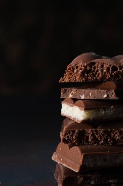 Kakao tozlu koyu çikolata yığını.