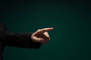 Görünmez bir dokunmatik dokunmatik yere insanlar el şıklatır.