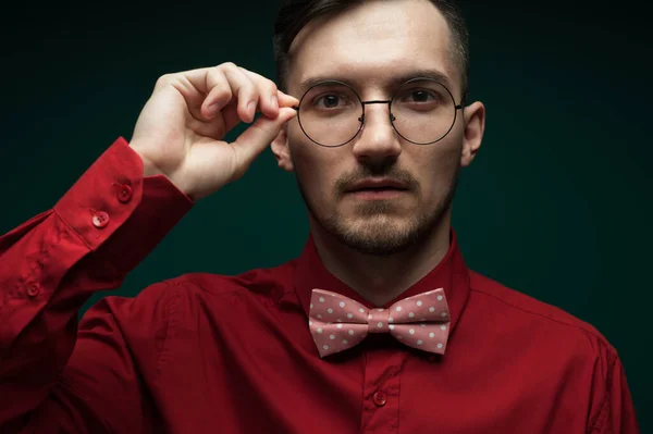 Πορτρέτο του στοχαστικού νεαρού άνδρα φορώντας γυαλιά και κόκκινο πουκάμισο. — Φωτογραφία Αρχείου