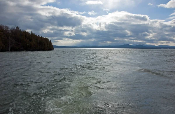 Λίμνη Champlain Νερό Κάτω Από Σκοτεινά Σύννεφα — Φωτογραφία Αρχείου