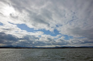 Champlain Gölü 'nün suyu kara bulutların altında.