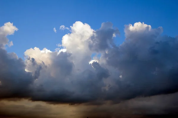 Bewolkte Donkere Lucht Bij Zonsondergang — Stockfoto