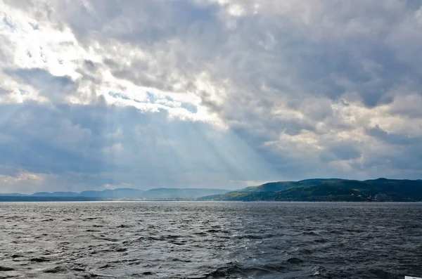 Solstråle Mörk Himmel Ovanför Segelbåten Lawrence Floden — Stockfoto