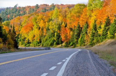 Superior Gölü yakınlarındaki Trans Canada Otoyolu, Ontario, Kanada