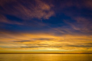 Superior Gölü 'nün üzerinde renkli bir günbatımı, Kanada