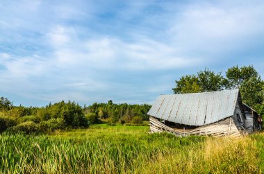 Günbatımında çiftlikteki eski ahırı harabeye çevirir.