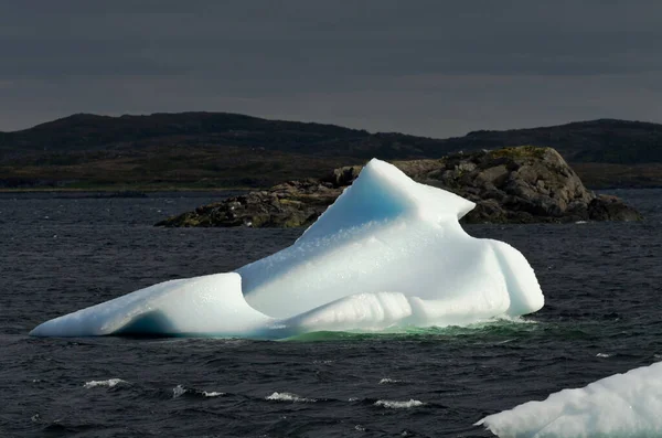 Iceberg Branco Brilhante Água Escura Fundo Rocha — Fotografia de Stock