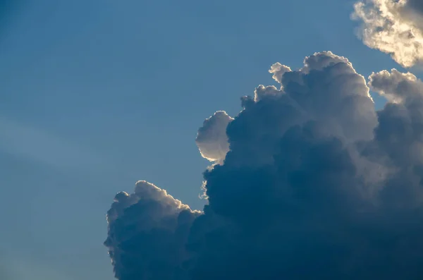 Zonovergoten Zeurderige Grijze Wolken Blauwe Hemel — Stockfoto