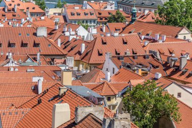 Prag şehir merkezi kırmızı kiremitli çatı manzaralı