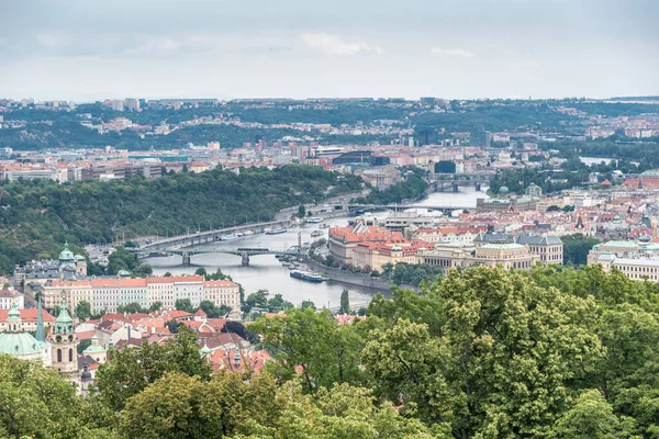Praag Stad Huis Rood Betegelde Dak Uitzicht — Stockfoto