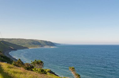 Güneşli bir günde Newfoundland, Kanada kıyıları