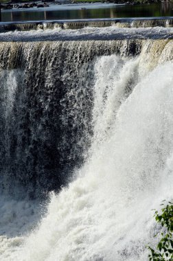 Kakabeka Şelalesi 'ndeki kayaların üzerinde çağlayan su.