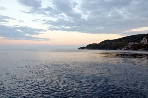 Saguenay Řeka Pod Temnými Mraky — Stock fotografie