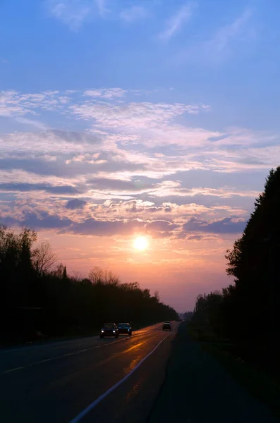 日落时分穿过安大略中部的公路 — 图库照片