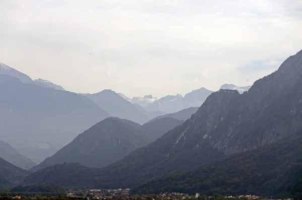 オーストリアのザルツブルク近郊のアルプスの山々の間のかすみ ロイヤリティフリーのストック写真