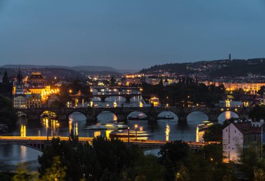 Prag şehir evleri, köprüler ve binaların manzarası