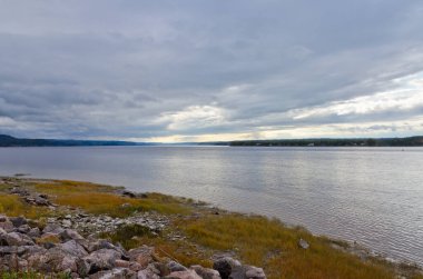 Saguenay nehri kara bulutların altında.