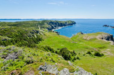 Güneşli bir günde Newfoundland, Kanada kıyıları