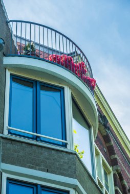 Amsterdam 'ın eski caddesinde bir bina.