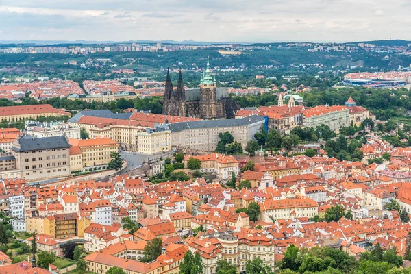 Praag Stad Huis Rood Betegelde Dak Uitzicht — Stockfoto