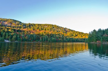 Killarney Park, Kanada 'da Orman Gölü' nün üzerinde gün doğumu