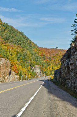 Superior Gölü yakınlarındaki Trans Canada Otoyolu, Ontario, Kanada