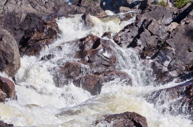 Superior Gölü İl Parkı, Kanada 'daki kayaların üzerinde çağlayan su.