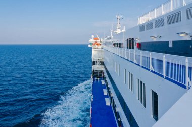 Sabah güneş ışığında feribotun bir parçası.