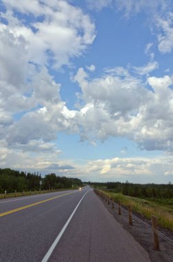 Superior Gölü 'nün kuzeyinde TransCanada otoyolu