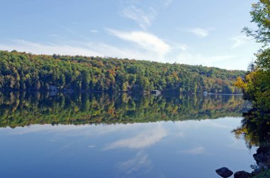 Kanada 'da güneşli bir sonbahar gününde Orman Gölü