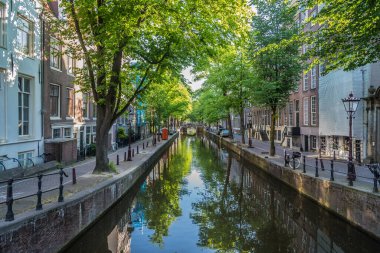 Amsterdam şehir merkezinin eski kanalları
