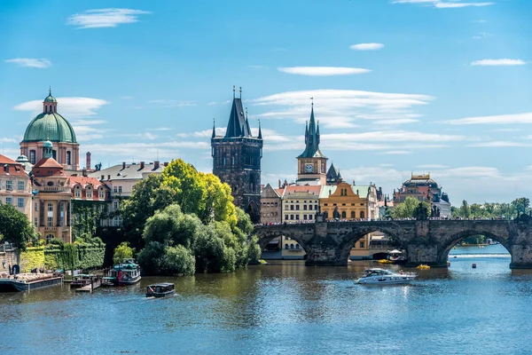 Prag manzarası. Yazın Mala Strana ve Vltava nehri