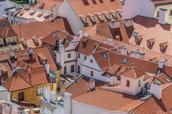 布拉格市住房红砖屋顶景观 — 图库照片
