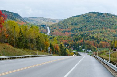 Kanada 'nın Quebec kentinde, bulutlar altında sonbahar sonu olmayan yol