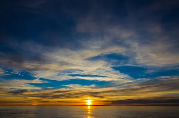 Kleurrijke Zonsondergang Boven Het Water Van Superior Lake Canada — Stockfoto