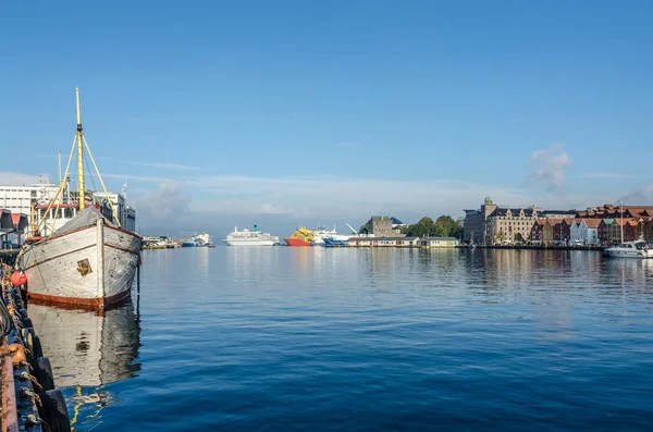 Rybářské Plavidlo Přístavu Bergen Slunečného Dne — Stock fotografie