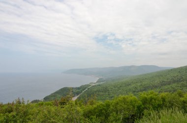 Kanada, Nova Scotia 'daki Breton Highlands ulusal parkının kıyı şeridi boyunca uzanan yol.