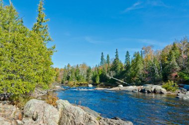Superior Gölü İl Parkı, Kanada 'daki kayaların üzerinde çağlayan su.