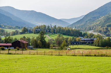 Sonbahar zamanı dağın manzarası. Norveç.