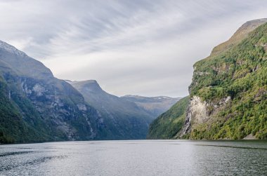 Sonbahar zamanı Norveç manzarası bulutlu