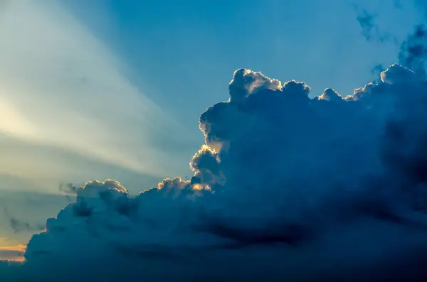 Choro Iluminado Pelo Sol Nuvens Cinzas Céu Blu — Fotografia de Stock