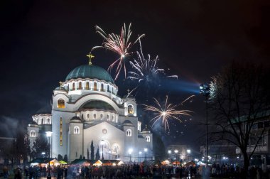 Belgrad'da St. Sava Tapınağı'nda Ortodoks yeni yıl havai fişek