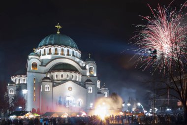 Belgrad'da St. Sava Tapınağı'nda Ortodoks yeni yıl havai fişek