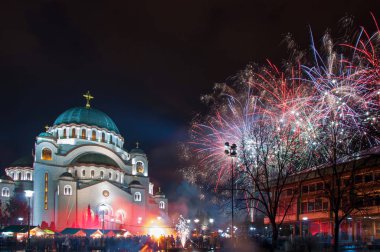 Belgrad'da St. Sava Tapınağı'nda Ortodoks yeni yıl havai fişek