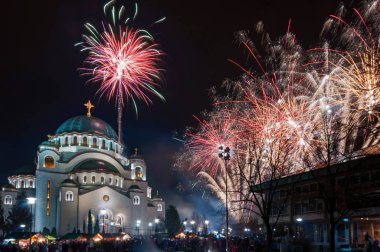 Belgrad'da St. Sava Tapınağı'nda Ortodoks yeni yıl havai fişek
