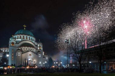 Belgrad'da St. Sava Tapınağı'nda Ortodoks yeni yıl havai fişek